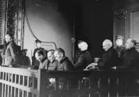 Jeckeln op het proces (staand, uiterst links) / Bron: U.S. Holocaust Memorial Museum, Wikimedia Commons (Publiek domein)