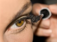 Het gebruik van (oog)cosmetica voor de behandeling is uit den boze bij een infectie / Bron: Manuel Marn, Wikimedia Commons (CC BY-2.0)