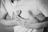 Pijn op de borst is een symptoom van een longembolie, een complicatie van een DVT / Bron: Pexels, Pixabay