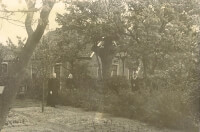 Omstreeks 1928, achter het oude huis aan de Reeweg in Nes, naast het tegenwoordige politiebureau / Bron: Collectie Anne de Jong