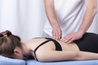 Fysiotherapie bij spanningshoofdpijn / Bron: Istock.com/KatarzynaBialasiewicz