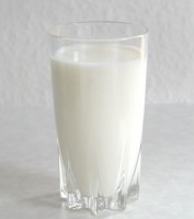 Melk bevat lactose / Bron: Stefan Khn, Wikimedia Commons (CC BY-SA-3.0)