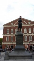 Faneuil Hall met het standbeeld van Samuel Adams