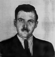 Mengele in 1956 / Bron: Onbekend, Wikimedia Commons (Publiek domein)